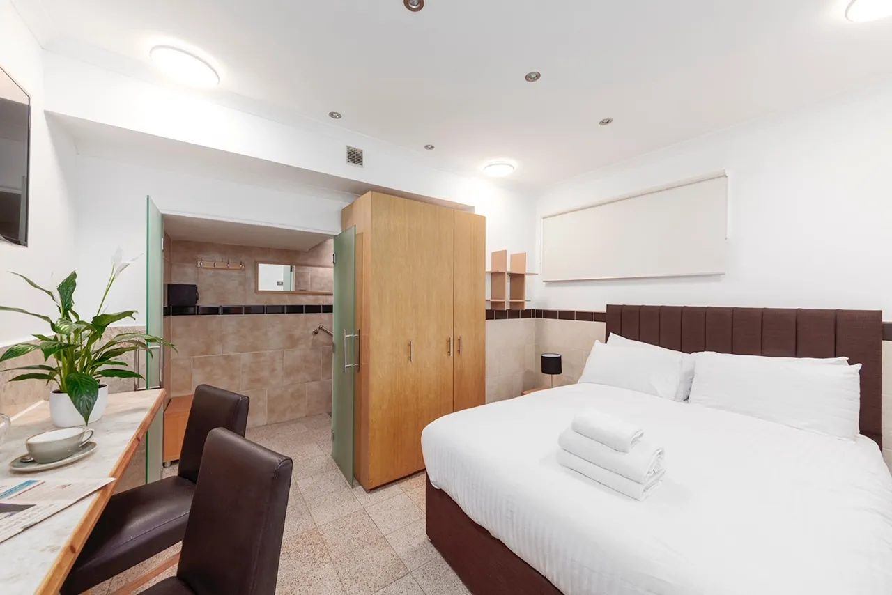 Deluxe apartment with a double bed, a wardrobe and an en-suite bathroom