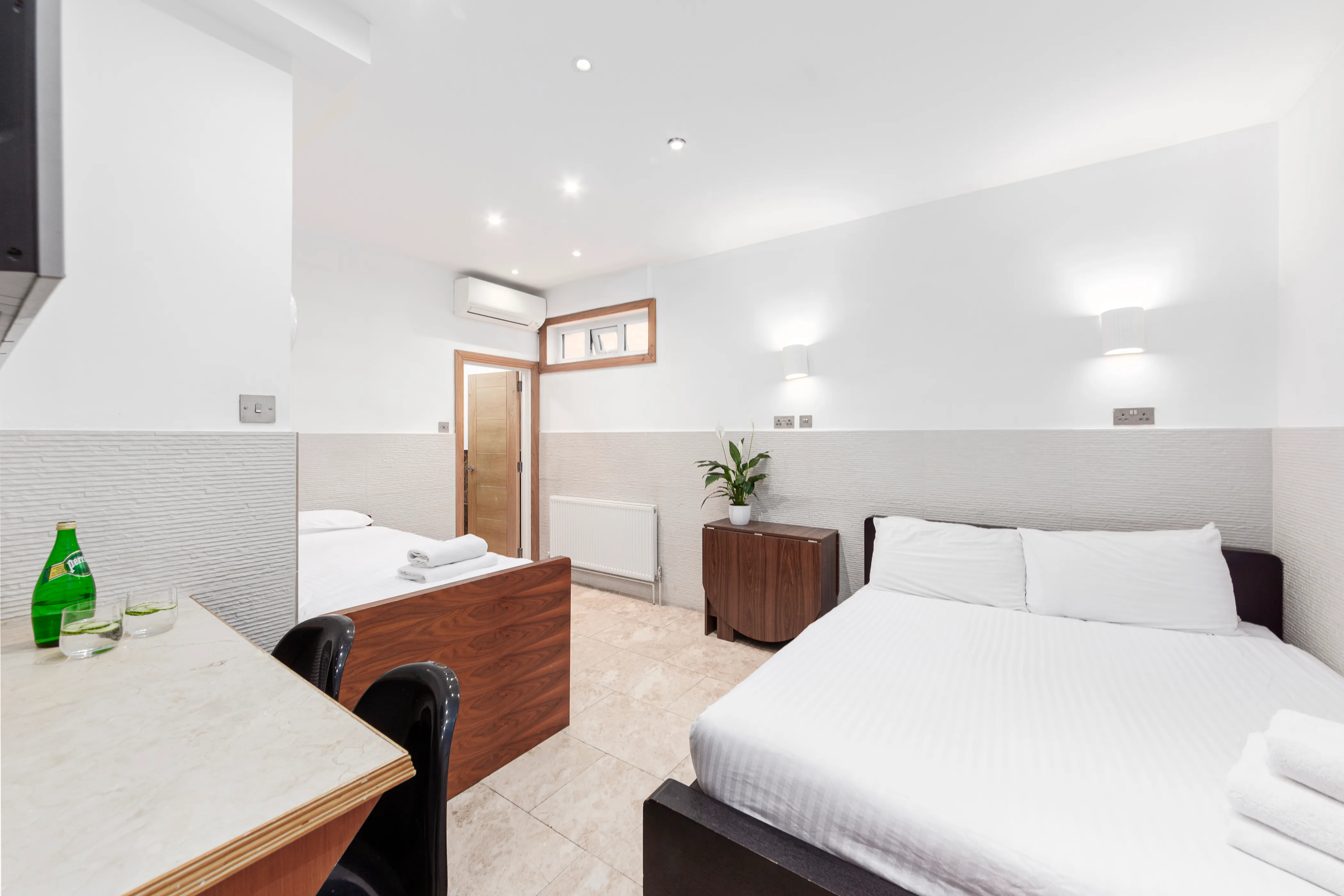 Family apartment with a double bed, a single bed and a fitted kitchen area